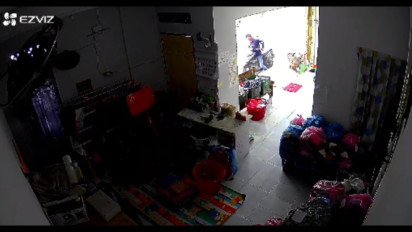 Hitungan Detik, 2 Pria Gasak Sepeda Motor yang Terparkir di Laundry