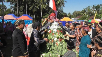 Kirab Tumpeng Hasil Bumi di Kemloko Blitar Jadi Rebutan Warga