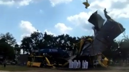 Puting Beliung Porak Porandakan Tenda di Alun-alun Jember