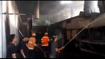 Cerobong Eks Pabrik Sepeda di Driyorejo Gresik Terbakar, Asep Hitam Pekat Membumbung Tinggi