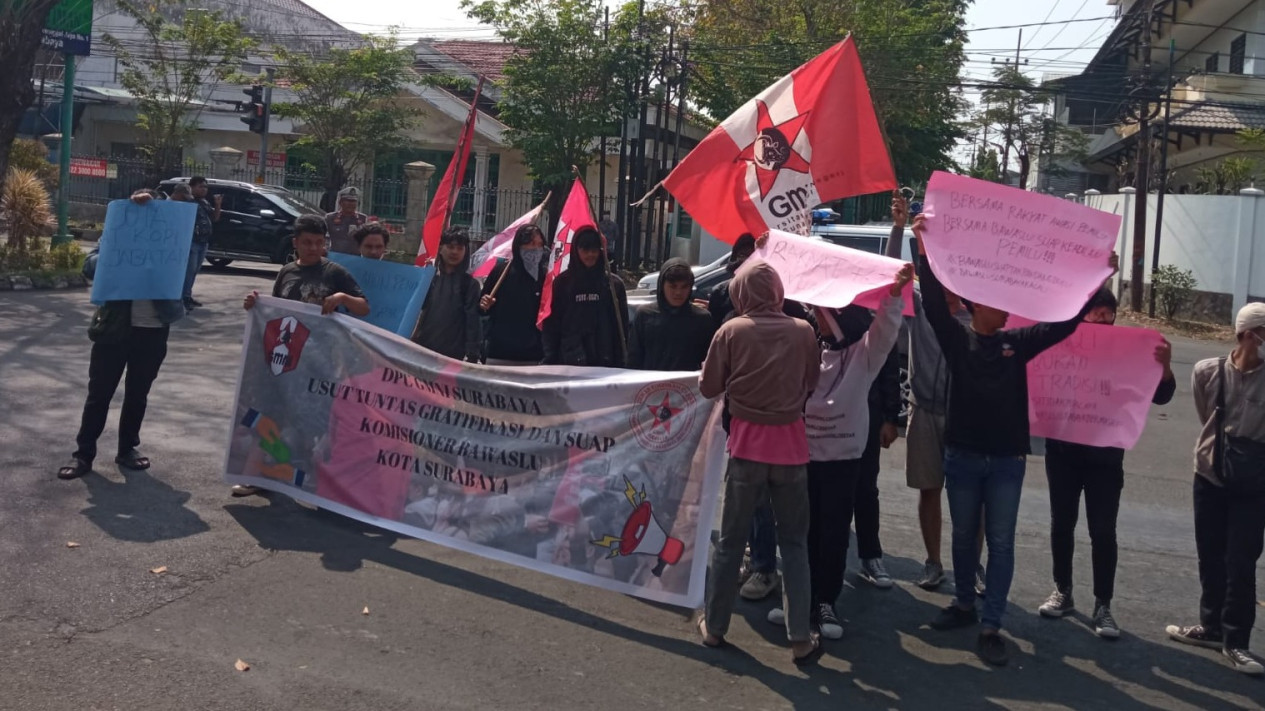 GMNI Surabaya Gelar Demo Tuntut Hal Ini ke Kejari
            - galeri foto