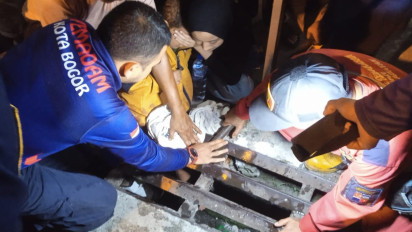 Memilukan, Ditinggal Orang Tua Beli Sate, Kaki Bocah Tersangkut Besi Penghalang Selokan