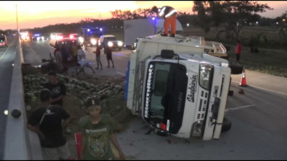 Diduga Mengantuk, Truk Muat Semangka Terguling di Tol Ngawi, Timbulkan Kemacetan 