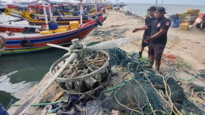 Butuh Tenaga Ekstra, Tiga Kapal Nelayan Dikerahkan untuk Menarik Bangkai Mesin Pesawat di Panceng Gresik