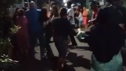 Viral, Gegara Gosip, Emak-Emak di Makassar Duel di Tengah Jalan