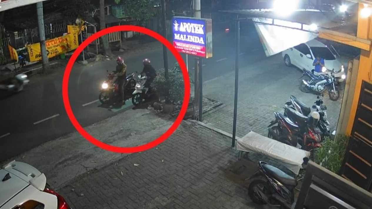 Aksi Curanmor di Apotek Malinda Terekam CCTV, Pelaku Asal Pasuruan Ditembak Polisi
            - galeri foto