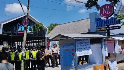 Sambil Bawa Gerobak, PKL Demo Tolak Adanya Outlet Mie Gacoan di Pamekasan