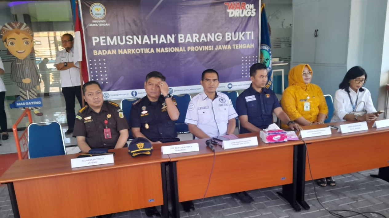Terima Paket Ganja yang Dipesan Lewat Online, Dua Warga Semarang Diamankan BNN
            - galeri foto