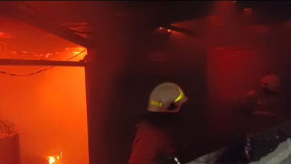 Kebakaran Melanda Sebuah Rumah Berlantai Dua di Cipinang Muara, Satu Orang Lansia Tewas Terpanggang