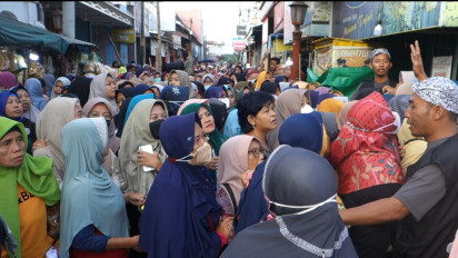 Tradisi 10 Muharam di Kudus, Ribuan Warga Berdesakan Antre Nasi Daging Kerbau