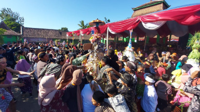 Tradisi Tumpeng Sewu di Situbondo, Warga Saling Berebut Gunungan Tumpeng Hasil Pertanian