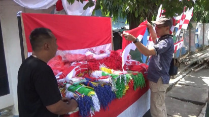 Laris Manis, Pedagang Pernak-Pernik Agustusan di Tuban Raup Untung Besar