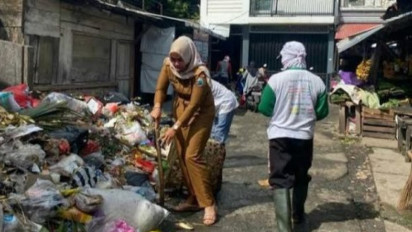Timbulkan Aroma Tidak Sedap, Petugas Bersihkan Tumpukan Sampah di Pasar Kalianda