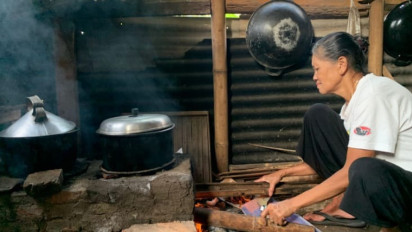 Elpiji Melon Langka, Warga Banyuwangi Terpaksa Kembali Pakai Kayu Bakar