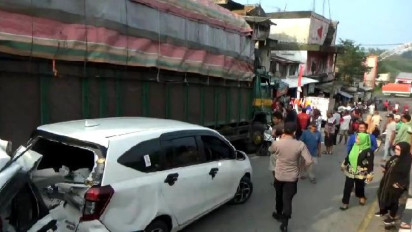 Diduga Rem Blong, Truk Fuso Tabrak 2 Mobil dan Belasan Motor di Pasar Bakauheni Lampung