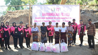 Ketum Bhayangkari Berikan Bantuan Kepada Anak Stunting di Desa Reruwairere