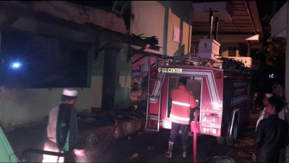 Lagi, Korsleting Listrik Picu Bangunan Koperasi Ponpes di Pamekasan Terbakar