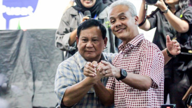 Kompak Pakai Kemeja Kotak-kotak Bareng Prabowo, Ganjar: Bajunya Sama