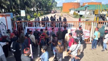 Tuntut Lahan Plasma 20 Persen, Warga Tutup Pabrik dan Akses Masuk PBS PT. Mustika Sembuluh