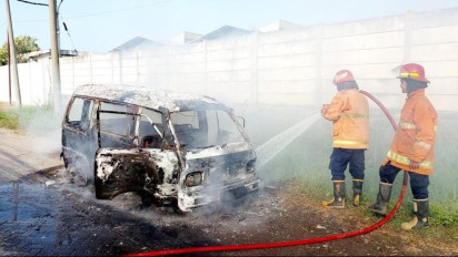 Dipicu Korsleting, Sebuah Minibus di Gresik Hangus Terbakar, Pengemudi Berhasil Selamatkan Diri