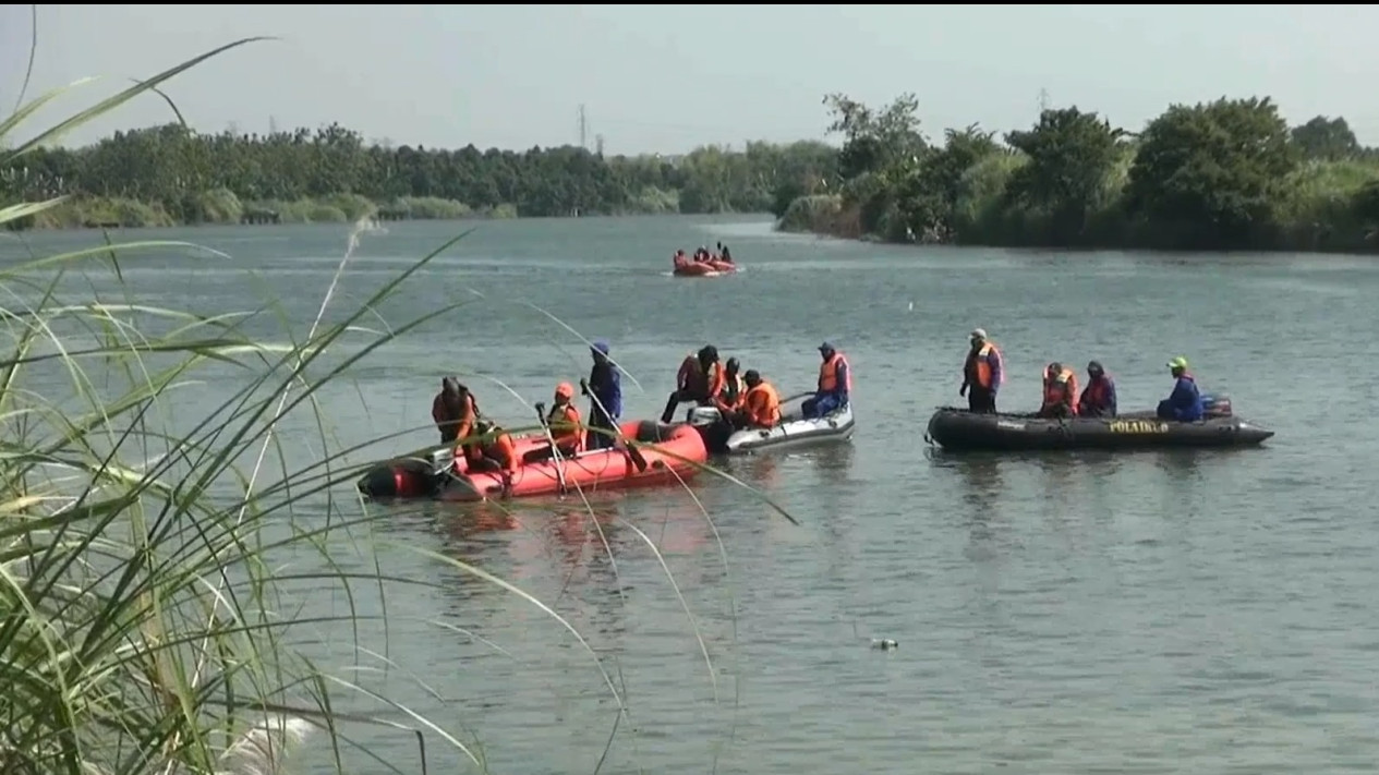 Perahu Bocor di Aliran Bengawan Solo, Satu Selamat Tiga Korban Hilang Belum Ditemukan
            - galeri foto