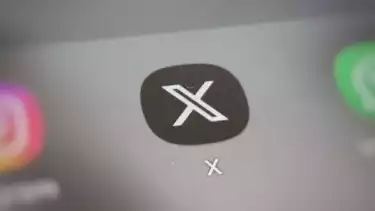 Ilustrasi logo aplikasi X yang terpasang di ponsel pintar. X diperkenalkan oleh Elon Musk setelah mengambil langkah perubahan citra Twitter menjadi X.