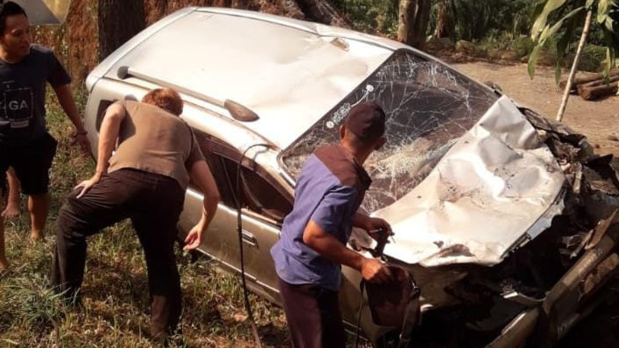 Diduga Tabung Rem Oli Bocor, Minibus Wisata Bromo Sasak Tembok Pagar Hotel
            - galeri foto