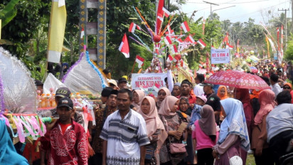 Wujud Rasa Syukur, Warga Pasrujambe Lumajang Arak Ratusan Jolen dan Gunungan Hasil Panen