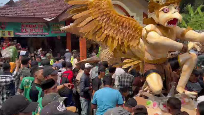 Na’as! Berebut Ancak dalam Sedekah Bumi di Pasuruan, Satu Kakek Meninggal Dunia