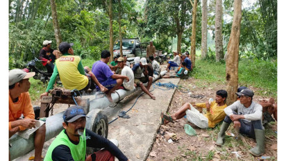 Menanti Puluhan Tahun, Akhirnya Dusun 5 Desa Ruos Sumsel Terima Penerangan Listrik