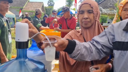 Festival 1000 Liter Minuman Legen Gratis Khas Pesisir Utara Diserbu Warga Gresik