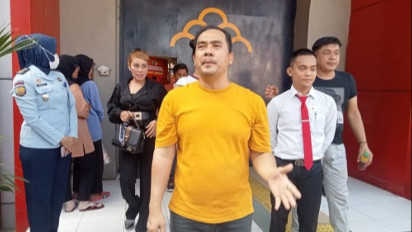 Momen Saipul Jamil Jenguk Lina Mukherjee di Lapas Merdeka, Bawakan Brownies dan Ayam Goreng