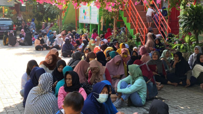 Gegara Diwajibkan Beli Buku di Sekolah, Ratusan Walimurid SDN 19 Gresik Demo