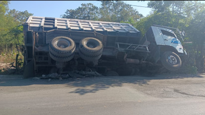 Diduga Rem Blong, Dump Truk Bermuatan Tanah Galian C di Patalan-Probolinggo Nyungsep 