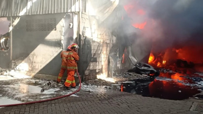 Pabrik Plastik di Menganti Terbakar Hebat, Timbulkan Asap Hitam Tebal, Karyawan Panik Berhamburan