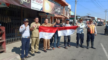 Sambut HUT RI ke-78, Pemkab OKUS Bagikan 2000 Bendera Merah Putih Gratis ke Masyarakat