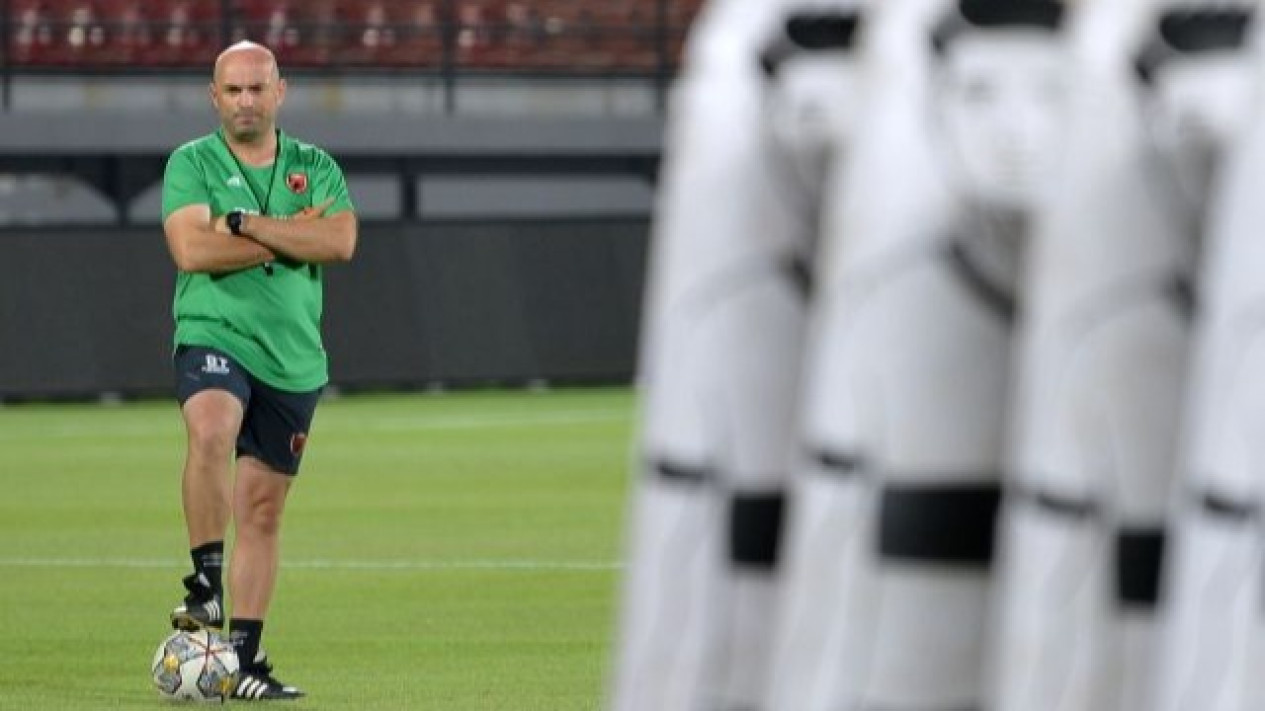 Langkah Perdana Tavares di Surabaya: Fokus Bedah Internal Tim dan Rencana Integrasi Talenta Muda Bajul Ijo
            - galeri foto