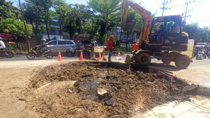 Warga Pasar Kembang Surabaya Dikejutkan dengan Jalan Aspal Menggunung, Ada Apa?