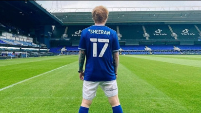Pilih Nomor Punggung 17, Ed Sheeran Satu Tim dengan Elkan Baggott di Ipswich Town?