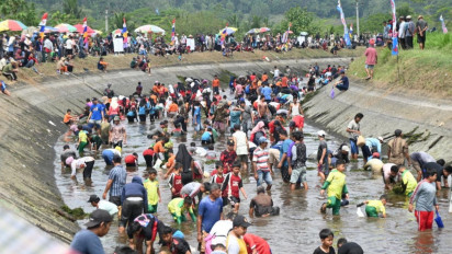 Bendungan Wadaslintang Ditutup, Ratusan Warga Kebumen Turun ke Sungai Berebut Ikan
