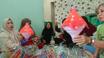 Manfaatkan Botol Bekas Jadi Lampion Agustusan, Emak-emak di Sidoarjo Semarakkan HUT RI