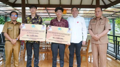 Dua Pemuda Asal Pakpak Bharat Dapatkan Rp 2 Juta dari Bupati untuk Bekerja ke Luar Negeri