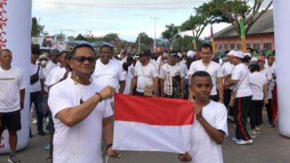 Bupati Mappi Bagi-bagi 5.000 Bendera Merah Putih