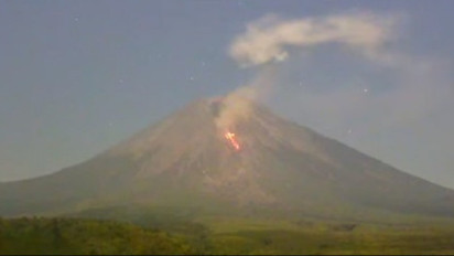 Siaga, Gunung Semeru Muntahkan 27 Kali Guguran Lava Pijar Sejauh 1.000 Meter Arah Besuk Kobokan