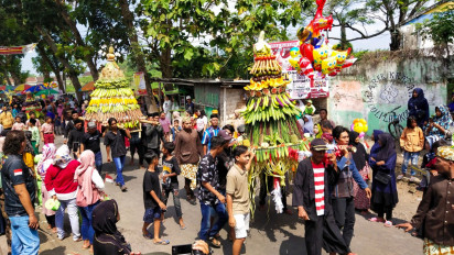Tradisi Sedekah Desa di Bulan Muharam, Warga Tempeh Kidul Lumajang Arak dan Berebut Gunungan Hasil Bumi 