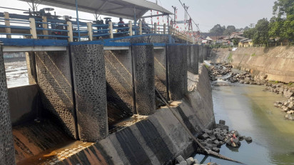 Hujan Tak Kunjung Turun Selama 2 Pekan, Tinggi Muka Air Bendung Katulampa Mengering