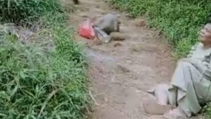 Viral Wanita Paruh Baya Ambil Air Bersih Tergeletak Kelelahan di Jalan Setapak di Cisarua, Ini Pengakuannya