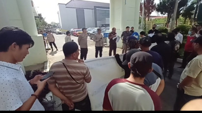 Kerap Pamer Hidup Hedon, Puluhan Warga Desak Kejari Telusuri Kekayaan Camat Kemuning