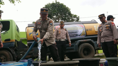 Polres Tulungagung Dropping 20 Truk Tangki Air Bersih ke 5 Desa yang Alami Krisis Air