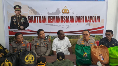 Kapolri dan Kapolda Papua Salurkan 1.500 Paket Bantuan Bagi Warga Terdampak Cuaca Ekstrem Kekeringan di Kabupaten Puncak